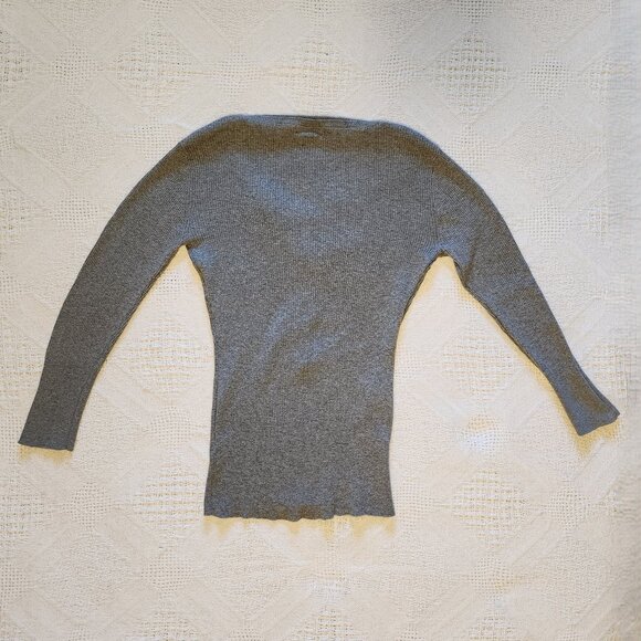 Grey undershirt styled shirt with 3/4 length sleeves - Picture 2 of 8